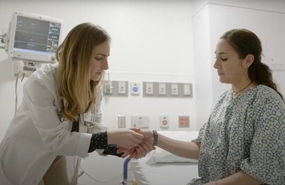 Кодирование Аквилонг в Сураже Врач держит пациентку за руку