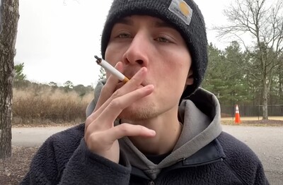 Лечение зависимости от табакокурения в Сураже Мужчина с сигаретой делает затяжку