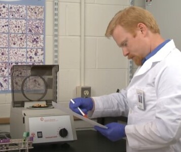 Клиника лечения наркозависимости в Сураже Врач в кабинете клиники